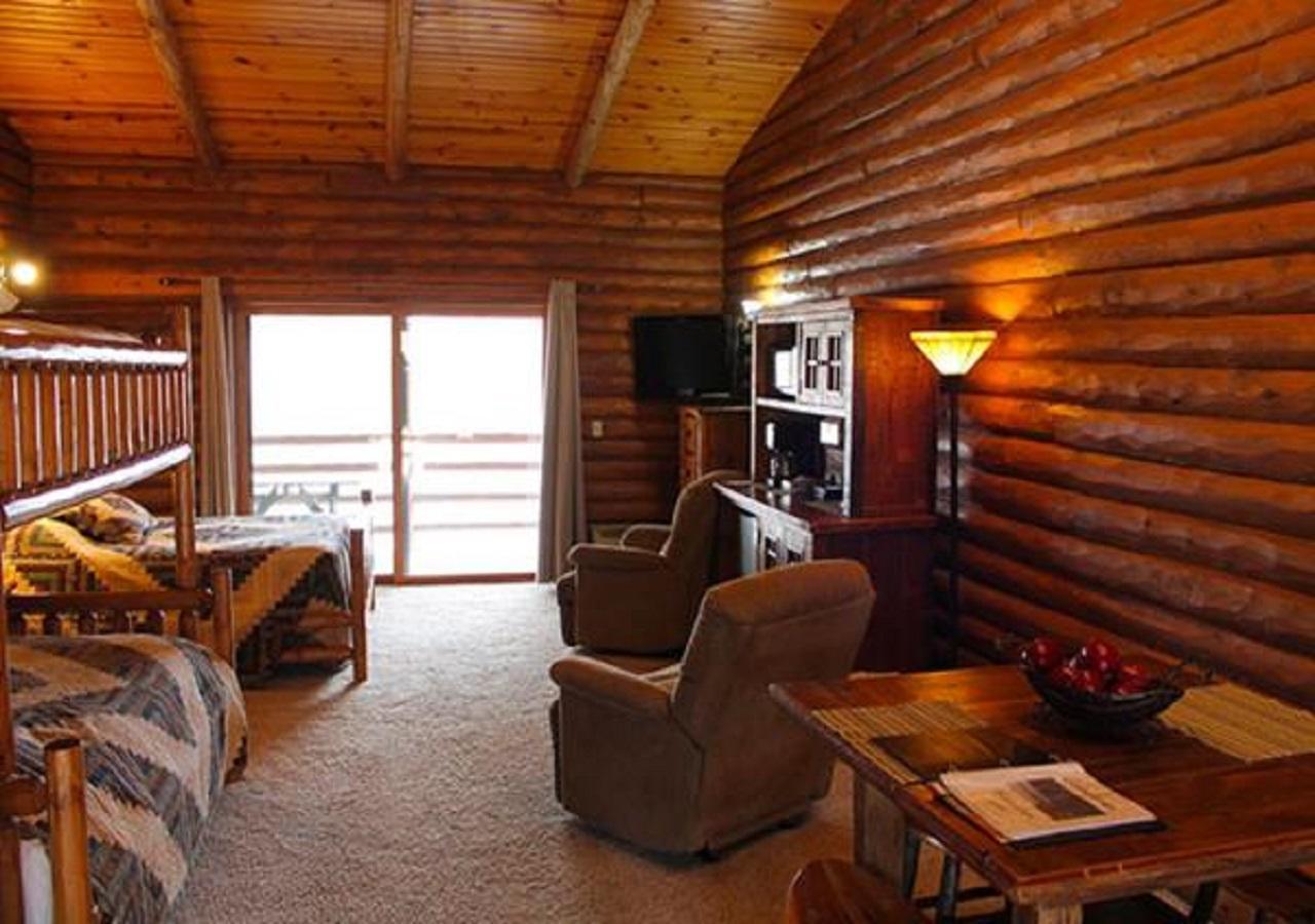 Cedar Lodge Lake Delton Exterior photo